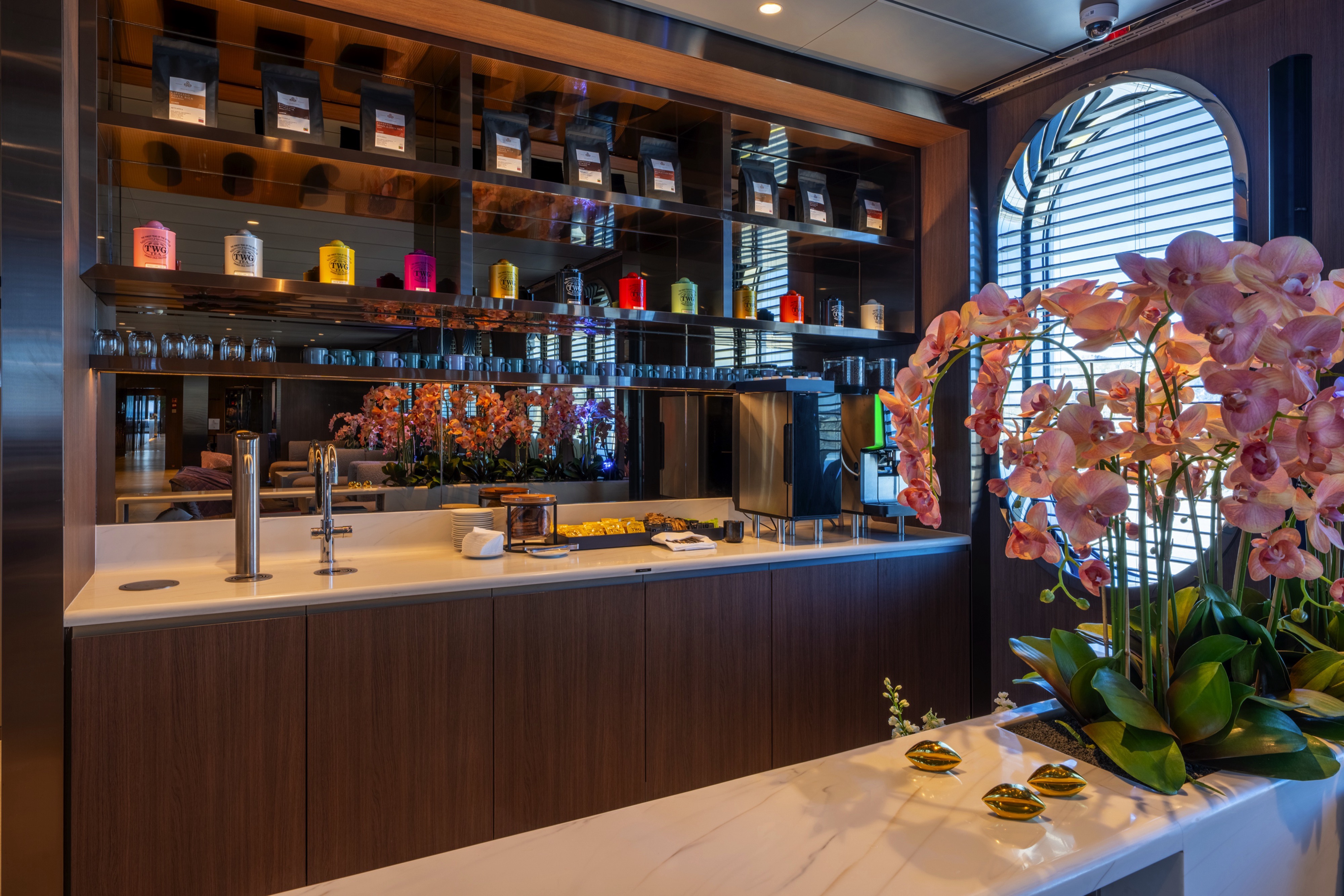Emerald Kaia - Amici Bar & Lounge